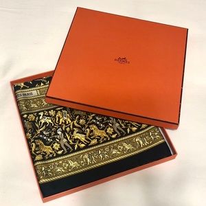 HERMÈS silk scarf 🧣
